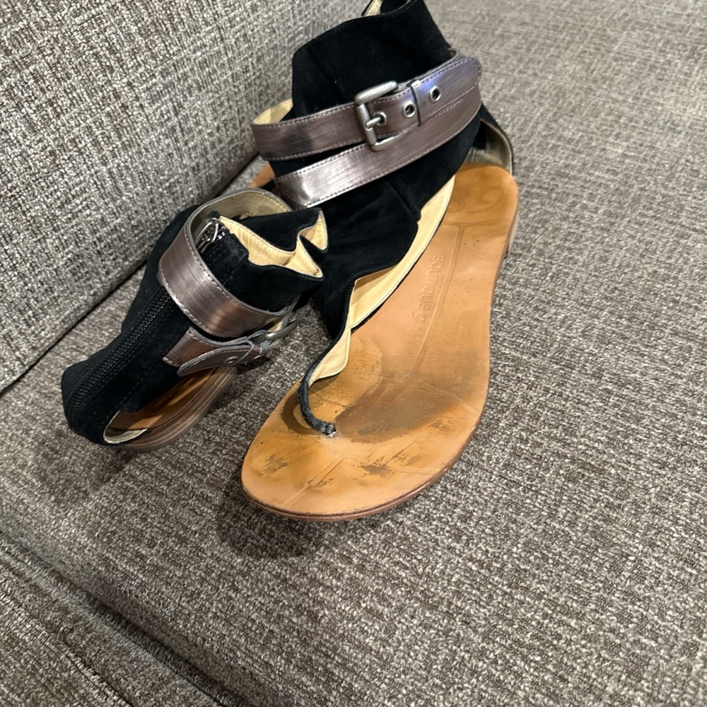 Black suede sandals. - Picture 2 of 8